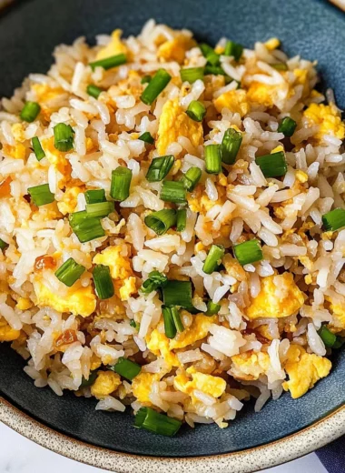 10 min. Easy Egg Fried Rice (only 6 ingredients!)