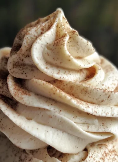 Deliciously Easy Apple Buttercream Icing for Home Baking